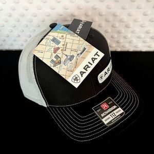 (( NWT. )) Ariat Richardson Adjustable Original Trucker Hat.